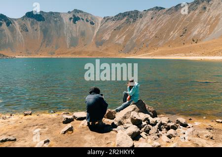 Sehen Sie das Innere des Nationalparks Vulkan Nevado de Toluca mit Seen im Inneren des Kraters. Landschaft in der Nähe von Mexiko-Stadt. Hochwertiges Foto Stockfoto