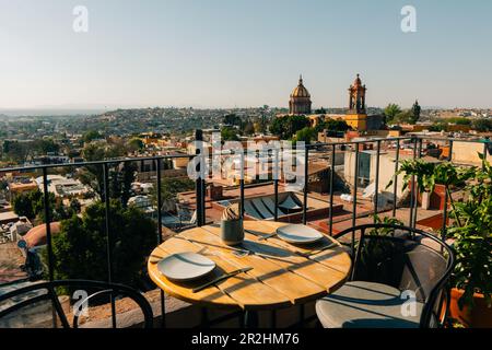 Kuppel und Rückblick auf La Parroquia in der historischen mexikanischen Stadt San Miguel de Allende. Hochwertiges Foto Stockfoto