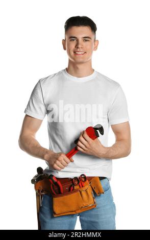 Handwerker mit Werkzeuggürtel und Rohrzange isoliert auf weiß Stockfoto
