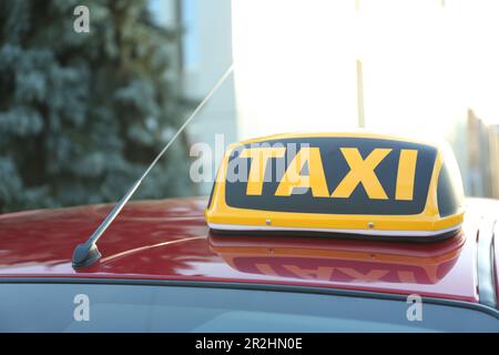 Dachleuchte mit Wort TAXI auf Auto im Freien Stockfoto