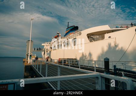 South Baymouth, ON, Kanada - Juli 2022 - Chi-Cheemaun-Fähre, die von Tobermory in South Baymouth ankommt. Hochwertiges Foto Stockfoto