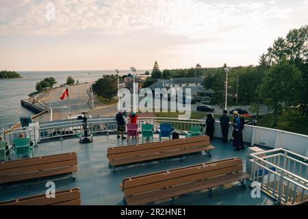 South Baymouth, ON, Kanada - Juli 2022 - Chi-Cheemaun-Fähre, die von Tobermory in South Baymouth ankommt. Hochwertiges Foto Stockfoto