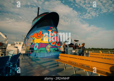 South Baymouth, ON, Kanada - Juli 2022 - Chi-Cheemaun-Fähre, die von Tobermory in South Baymouth ankommt. Hochwertiges Foto Stockfoto