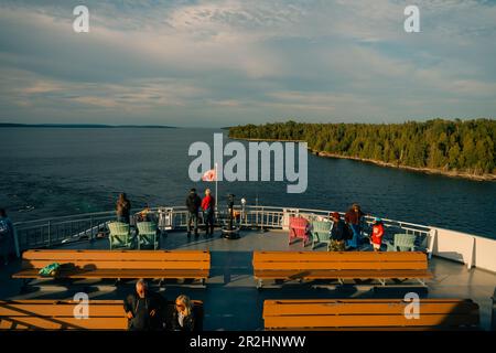 South Baymouth, ON, Kanada - Juli 2022 - Chi-Cheemaun-Fähre, die von Tobermory in South Baymouth ankommt. Hochwertiges Foto Stockfoto