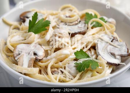 Köstliche Pasta mit Pilzen in der Schüssel, Nahaufnahme Stockfoto