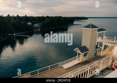 South Baymouth, ON, Kanada - Juli 2022 - Chi-Cheemaun-Fähre, die von Tobermory in South Baymouth ankommt. Hochwertiges Foto Stockfoto