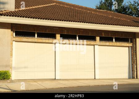 Garagengebäude mit geschlossenen weißen Toren Stockfoto