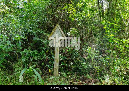 Markierungsschild des Naturparks Obô auf der Insel São Tomé in Westafrika Stockfoto