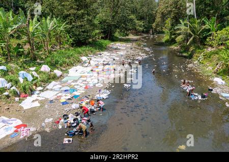 Rio Grande mit Frauen, die Kleidung waschen auf der Insel São Tomé in Westafrika Stockfoto