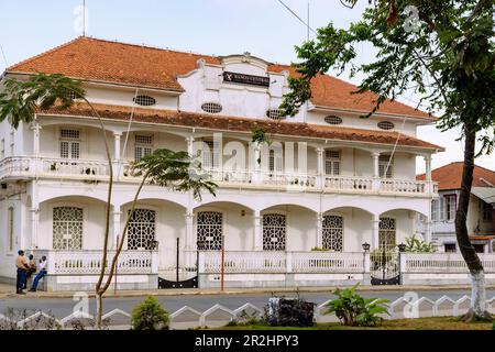 Ehemalige Kolonialgebäude auf der Rua Angola in Pracala da Independencia im Zentrum von São Tomé auf der Insel São Tomé in Westafrika Stockfoto