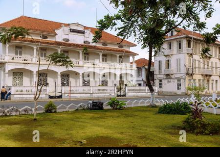 Ehemalige Kolonialgebäude auf der Rua Angola in Pracala da Independencia im Zentrum von São Tomé auf der Insel São Tomé in Westafrika Stockfoto