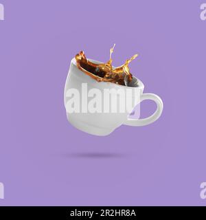 Weiße Tasse Kaffee schwebt auf violettem Hintergrund Stockfoto