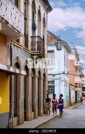 Rua de Mosambik mit alten Kolonialgebäuden in São Tomé auf der Insel São Tomé in Westafrika Stockfoto