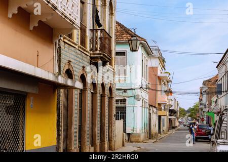 Rua de Mosambik mit alten Kolonialgebäuden in São Tomé auf der Insel São Tomé in Westafrika Stockfoto