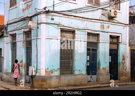Rua de Mosambik mit alten Kolonialgebäuden in São Tomé auf der Insel São Tomé in Westafrika Stockfoto