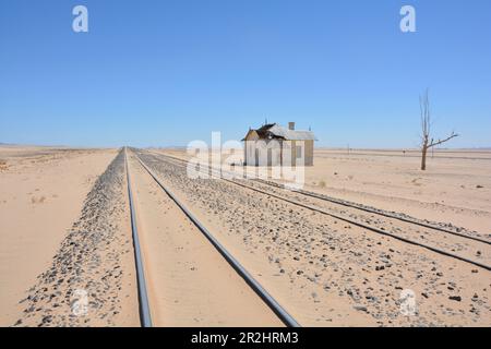 Namibia; Karas Region; Süd-Namibia; Tsau Khaeb Nationalpark; ehemals Sperrgebiet; verlassener Bahnhof Garub auf der Straße nach Lüder Stockfoto