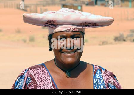 Namibia; Kunene Region; Central Namibia; Ugab River; Herero Woman in traditioneller Kleidung und mit einer typischen Kopfbedeckung Stockfoto