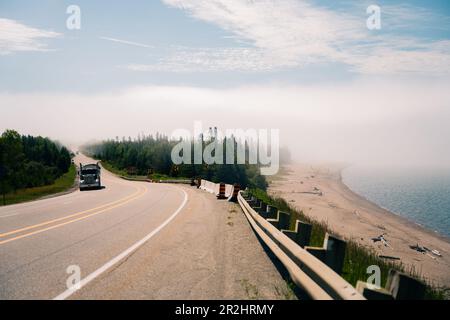 Trans Canada Highway entlang der Ostküste des Superior Lake. Hochwertiges Foto Stockfoto