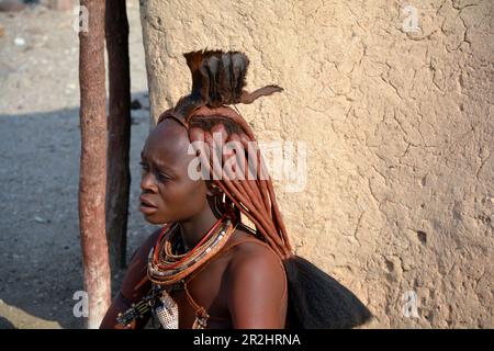 Namibia; Kunene-Region; Nordnamibia; Kaokoveld; junge Himba-Frau in einem Dorf am Fluss Kunene Stockfoto