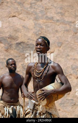 Namibia; Region Kunene; Nordnamibia; Damaraland; Damara Living Museum; Damara Mann führt traditionelle Tänze auf Stockfoto