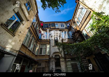 Traditionelle Holzbalkonen von Tiflis alten Stadthäusern, Hauptstadt von Georgien Stockfoto