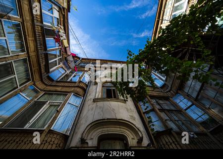 Traditionelle Holzbalkonen von Tiflis alten Stadthäusern, Hauptstadt von Georgien Stockfoto
