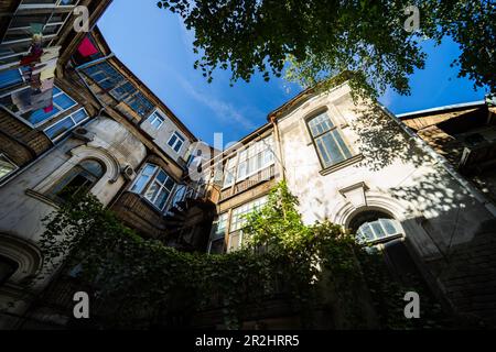 Traditionelle Holzbalkonen von Tiflis alten Stadthäusern, Hauptstadt von Georgien Stockfoto