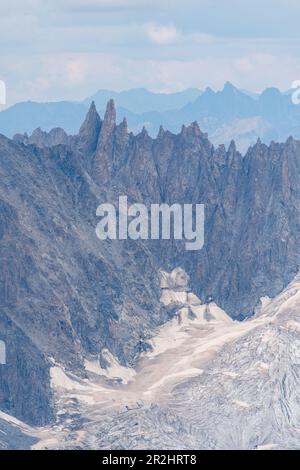 Blick von der Aiguille du Midi auf die Aiguilles Ravanell und Mummery, Vallée de Chamonix-Mont-Blanc, Le Mont-Blanc, Bonneville, Haute-Savoie, Auvergne Stockfoto