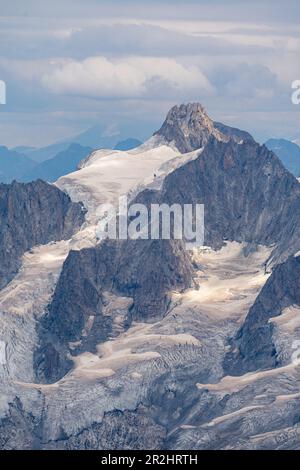 Blick von der Aiguille du Midi auf die Aiguilli de Triolet, das Vallée de Chamonix-Mont-Blanc, Le Mont-Blanc, Bonneville, Haute-Savoie, Auvergne-Rhône-Alpe Stockfoto