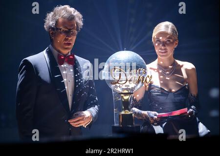 Köln, Deutschland. 20. Mai 2023. Die Moderatoren Daniel Hartwich und Victoria Swarovski stehen neben der Trophäe während des Finales der RTL Live-Tanzshow „Let's Dance“ im Studio. Kredit: Henning Kaiser/dpa/Alamy Live News Stockfoto