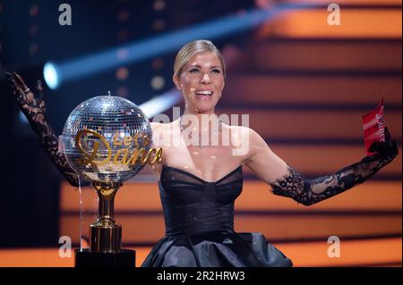 Köln, Deutschland. 20. Mai 2023. Die Moderatorin Victoria Swarovski steht neben der Trophäe beim Finale der RTL-Live-Tanzshow „Let's Dance“ im Studio. Kredit: Henning Kaiser/dpa/Alamy Live News Stockfoto