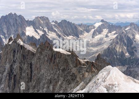 Blick vom Aiguille du Midi mit Talèfre-Gletscher im Hintergrund, Vallée de Chamonix-Mont-Blanc, Le Mont-Blanc, Bonneville, Haute-Savoie, Auv Stockfoto