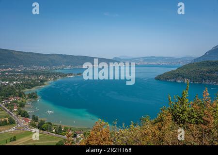 Blick von der Spitze des Lac d'Annecy, Annecy, Haute-Savoie, Auvergne-Rhône-Alpes, Frankreich Stockfoto