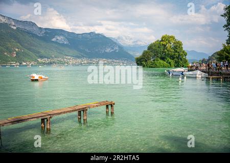 Blick auf den See von der Promenade an der Nordküste von Lac d'Annecy, Annecy, Haute-Savoie, Auvergne-Rhône-Alpes, Frankreich Stockfoto