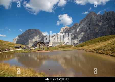 Ein kleiner See in der Nähe von Baita Segantini. Passo Rolle, San Martino di Castrozza Village, Trento District, Trentino Alto Adige, Italien Stockfoto