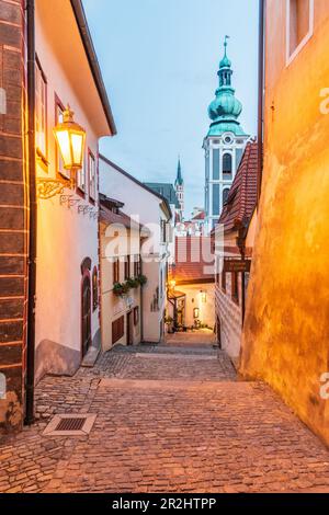 Treppenallee in Cesky Krumlov, Südböhmen, Tschechische Republik bei Nacht Stockfoto