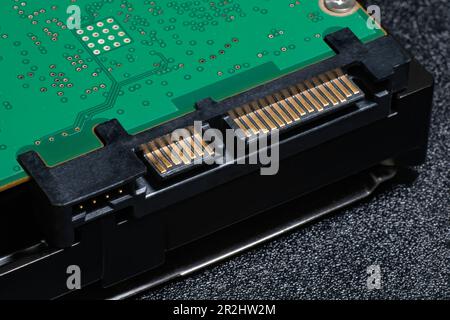 Nahaufnahme von Serial ATA, SATA, Schnittstelle auf Computer-Festplatte. Stockfoto