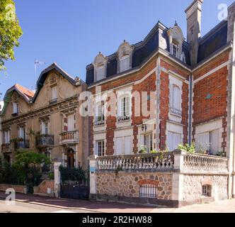 Villas on the Quai d'Allier, Vichy, Auvergne-Rhône-Alpes, Frankreich Stockfoto