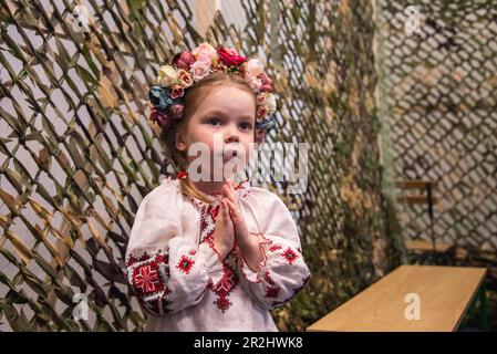 Kiew, Kiew, Ukraine. 18. Mai 2023. Ein ukrainisches Mädchen feiert den Vyshyvanka Day, einen ukrainischen Nationalfeiertag, an dem traditionelle bestickte Kleidung aus der Ukraine hergestellt wird. Freiwillige weben Tarnnetze für das ukrainische Militär. (Kreditbild: © OLEH Tymoshenko/ZUMA Press Wire) NUR REDAKTIONELLE VERWENDUNG! Nicht für den kommerziellen GEBRAUCH! Stockfoto