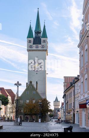 Theresienplatz und Ludwigsplatz mit Stadtturm und Blick auf den historischen Wasserturm in Straubing in Niederbayern Stockfoto