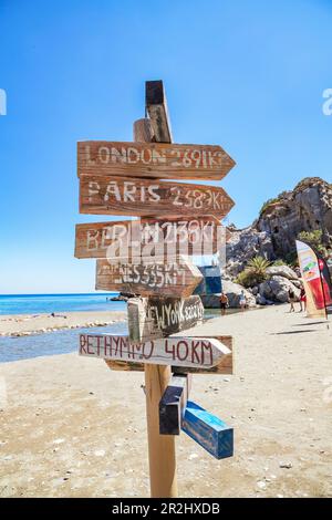 Wegweiser für alle Richtungen am Strand, Preveli Beach, Rethymno, Kreta, griechische Inseln, Griechenland Stockfoto