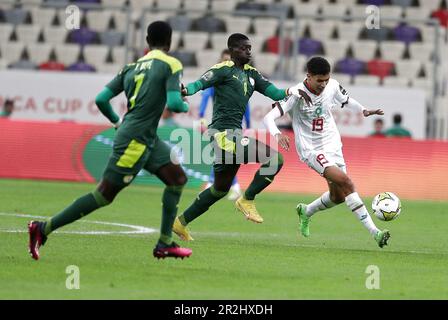 Algier. 20. Mai 2023. Die marokkanische Ismail Bakhty (R) spielt mit dem senegalesischen Omar Sall während des U17. Endrunden des Africa Cup of Nations zwischen Senegal und Marokko im Nelson Mandela Stadion in Algier, Algerien, am 19. Mai 2023. Kredit: Xinhua/Alamy Live News Stockfoto