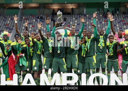 Algier. 20. Mai 2023. Senegals Spieler feiern mit der Trophäe während der Verleihung des Africa Cup of Nations U17 im Nelson Mandela Stadium in Algier, Algerien, am 20. Mai 2023. Kredit: Xinhua/Alamy Live News Stockfoto