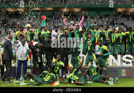 Algier. 20. Mai 2023. Senegals Teammitglieder feiern mit der Trophäe während der Verleihung des Africa Cup of Nations U17 im Nelson Mandela Stadium in Algier, Algerien, am 20. Mai 2023. Kredit: Xinhua/Alamy Live News Stockfoto