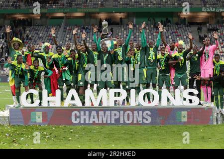 Algier. 20. Mai 2023. Senegals Spieler feiern mit der Trophäe während der Verleihung des Africa Cup of Nations U17 im Nelson Mandela Stadium in Algier, Algerien, am 20. Mai 2023. Kredit: Xinhua/Alamy Live News Stockfoto