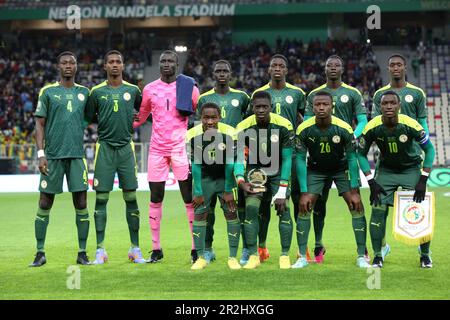 Algier. 20. Mai 2023. Senegals Anfänger posieren vor dem Endrunde des Africa Cup of Nations U17 zwischen Senegal und Marokko im Nelson Mandela Stadium in Algier, Algerien, am 19. Mai 2023 für ein Gruppenfoto. Kredit: Xinhua/Alamy Live News Stockfoto