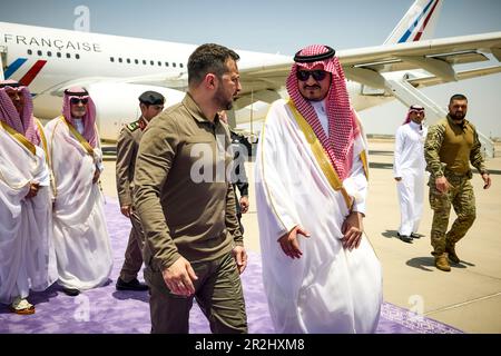 Der ukrainische Präsident Volodymyr Zelensky begann seinen Arbeitsbesuch im Königreich Saudi-Arabien mit einem Treffen mit Kronprinz und Premierminister Saudi-Arabiens Mohammed bin Salman Al Saud, den Delegationsleitern der VAE, Oman und Kuwait. Die Parteien erörterten ausführlich die derzeitigen bilateralen Beziehungen und globalen Fragen. Der Staatschef dankte Mohammed bin Salman Al Saud für die Einladung, als Ehrengast am Gipfel der Arabischen Liga teilzunehmen. Stockfoto