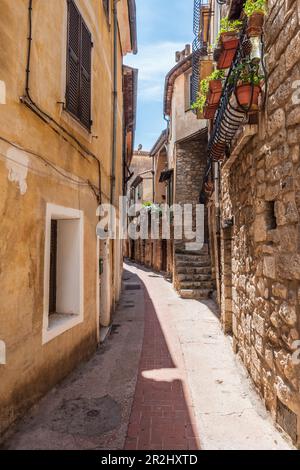 Gasse im Bergdorf Peille in den französischen Meeresalpen, Provence, Frankreich Stockfoto