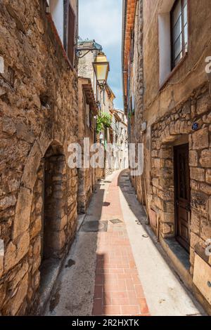 Gasse im Bergdorf Peille in den französischen Meeresalpen, Provence, Frankreich Stockfoto