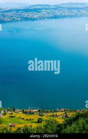 Blick aus der Vogelperspektive auf den Vierwaldstättersee und den Berg in Burgenstock, Nidwalden, Schweiz. Stockfoto